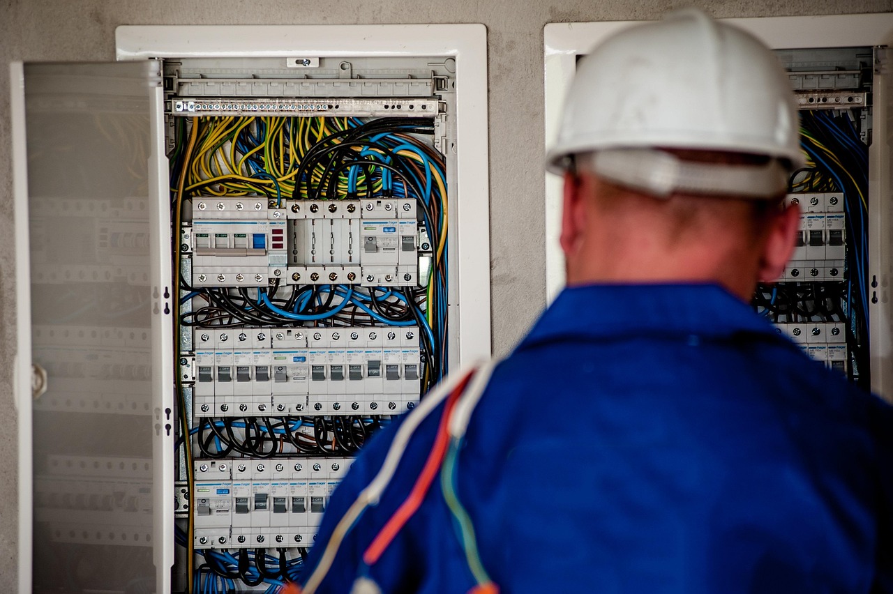 jarmoluk-electrician-2755682_1280 HVAC components UK